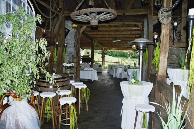 Rustikaler Veranstaltungsort Guldenmühle, Niedernhausen, gedeckte Tische draußen