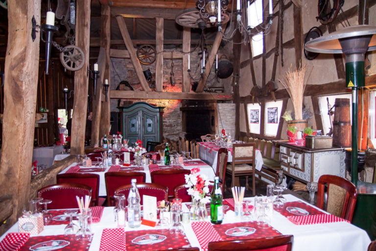 Rustikaler Veranstaltungsort Guldenmühle, Niedernhausen, gedeckte Tische draußen