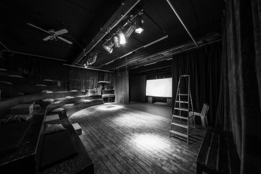 Bühne Hoff-Art-Theater Darmstadt - in schwarz weiß Veranstaltungs Location