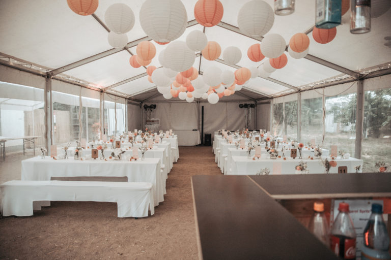 Dekoriertes Zelt mit weißen und orangenen Girlanden bei Veranstaltung im Obsthof am Steinberg, Frankfurt