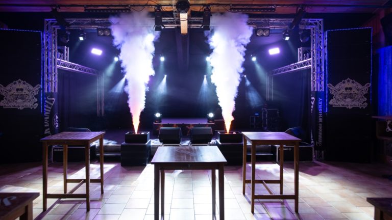 Veranstaltungsraum Burghof Oberursel Tisch und Barstühle mit Nebel