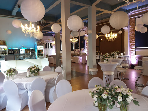 Veranstaltungsort Loft Eins Frankfurt Industrial Style mit gedeckten Tischen und weißer Dekoration