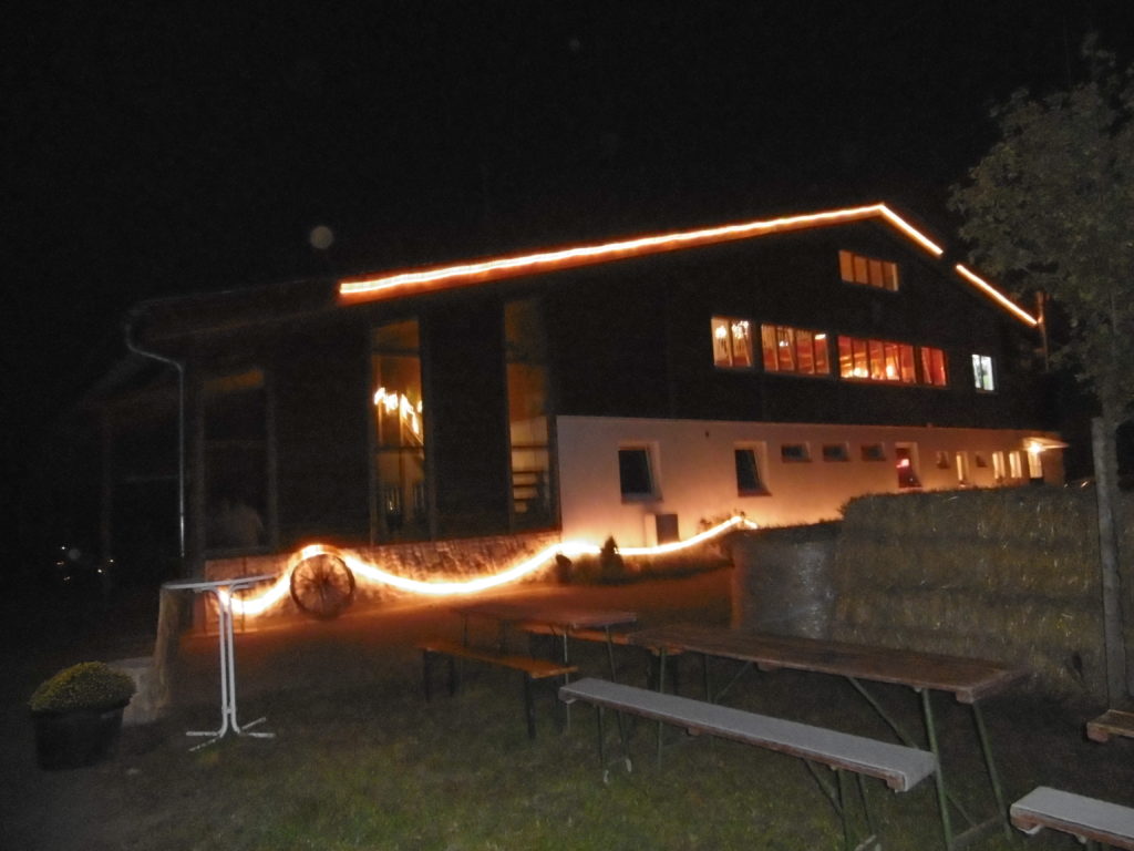 Spargel- und Pferdehof Harth Gebäude bei Nacht