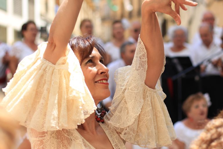 Flamencotänzerin in weißem Kleid, Spanien