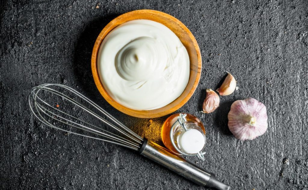 Mayonnaise with garlic and olive oil.