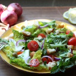 Leckerer frischer Ceasar Salat mit Croutons und Parmesan, dekoriert mit frischem Gemüse für Salatbüffet