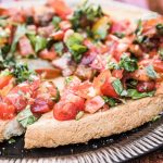 Bruschetta - italienische Vorspeise mit frischen Tomaten und Basilikum Büffetidee
