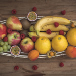Obstkorb länglich mit verschiedenen Früchten als leichte Dessertalternative für Büffet
