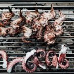 Grill mit Fleisch und Tintenfisch , Geflügel und Gemüse