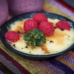 Crema Catalana in authentischem Pfännchen mit Himbeeren und Minze Dekoration als Nachtisch