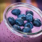 Shake aus Waldbeeren in lila mit Blaubären als Dekoration in Gläschen