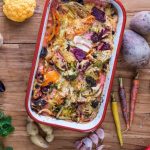 Gemüse-Gratin mit roter Bete, Karotten, Auberginen, Lauch und anderen Gemüsesorten in Auflaufform mit frischem Gemüse und Parmesan, eine besondere Zubereitung von Papa Corazón Catering, Oberursel