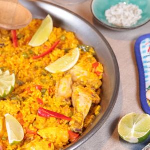 Paella mit Huhn und Weingläser - Catering für Fest mit Freunden