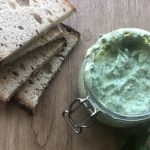 Selbstgemachter Grüne Soße Dip für deutsches Büffet in kleinem Einmachglas mit italienischem Weißbrot