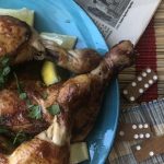 Kubanisches Sojahühnchen auf türkisem Teller mit Dominosteinen
