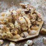 Dessertidee für Kinder: Bubblewaffeln mit Eis und Marshmellows auf Puderzucker