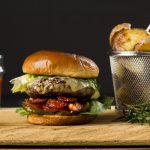 Leckerer Hamburger mit Chorizo, Rosmarinkartoffeln und Ketchup Partycatering