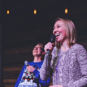 Karaoke - Sängerin singt mit glücklichem Gesicht auf Party