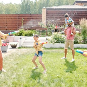 Wasserschlacht auf Familienfest draußen