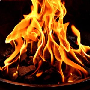 Feuerschale mit Feuer für Gartenparty