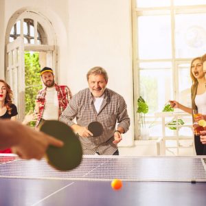 Tischtennisspiel im Haus auf Party
