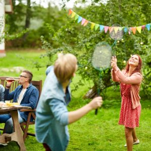 Badminton - Spiel auf einer Gartenparty