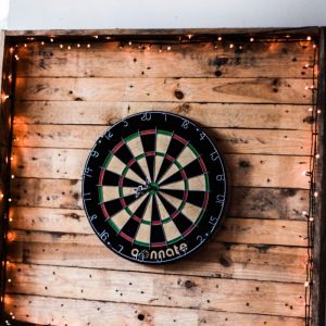 Dartsscheibe auf Holzbrett