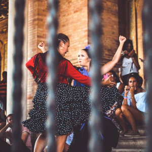 Zwei spanische Flamencotänzerinnen hinter Gittern sichtbar für spanisches Fest