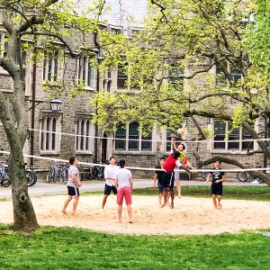 Volleyballspieler auf einer Party